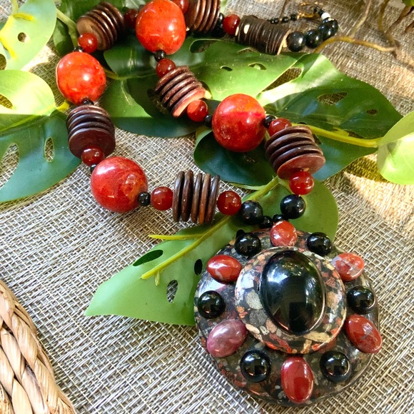 HANDMADE VINTAGE PENDANT STATEMENT NECKLACE TRIBAL STONE DISC ⭐️BEADED NEW COND - Picture 4 of 11